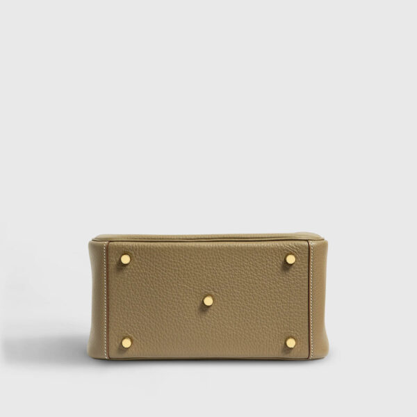 DM_20260120042037_001 Hermès Lindy 26 Clemence Etoupe Gold Hardware